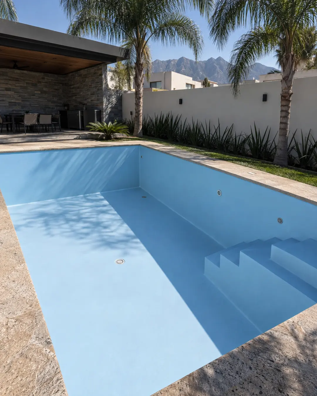 Alberca de casa con recubrimiento epóxico azul claro (imagen de referencia)