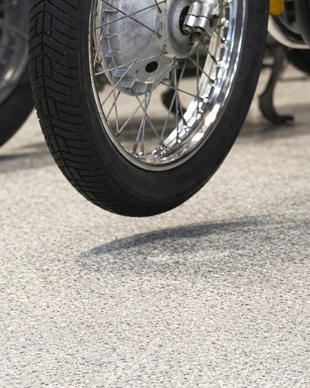 Motocicleta sobre piso epóxico de hojuela gris (imagen de referencia)