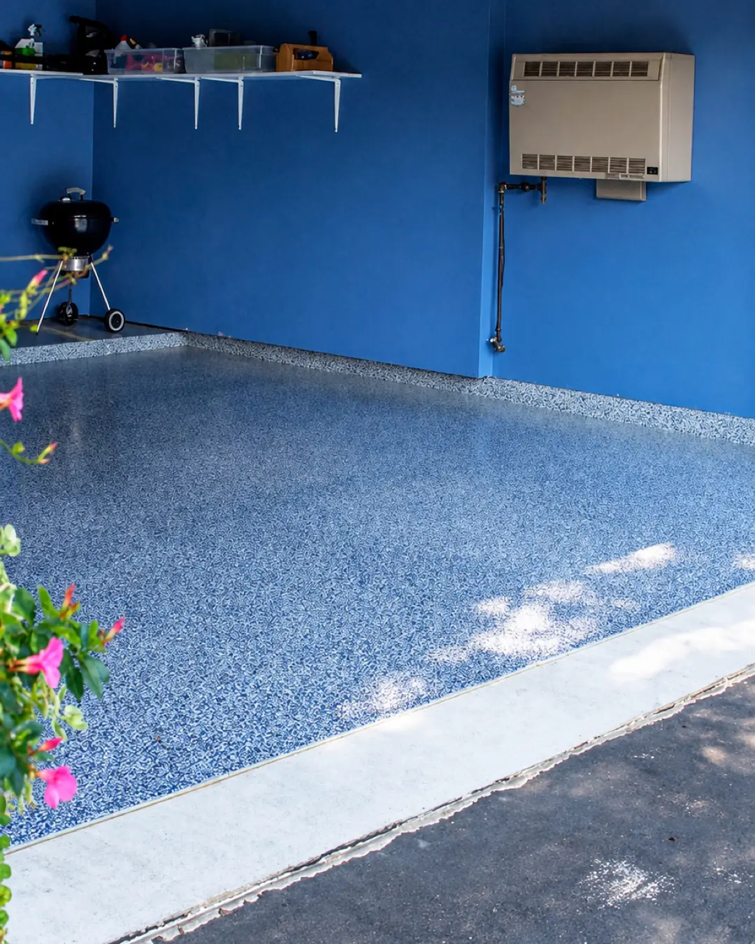 Cochera con piso epóxico de hojuela azul (imagen de referencia)