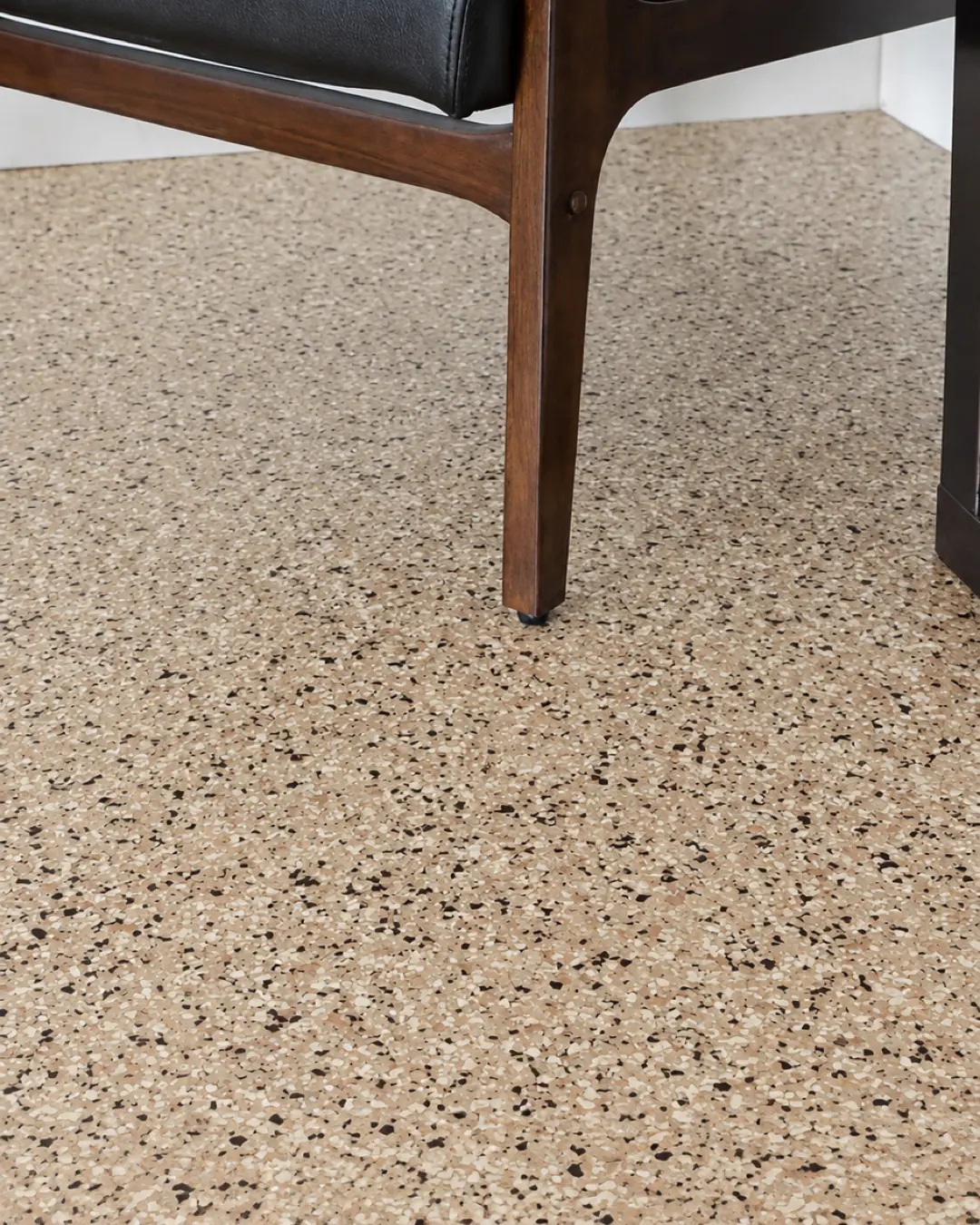 Sillón sobre piso epóxico de hojuela café (imagen de referencia)