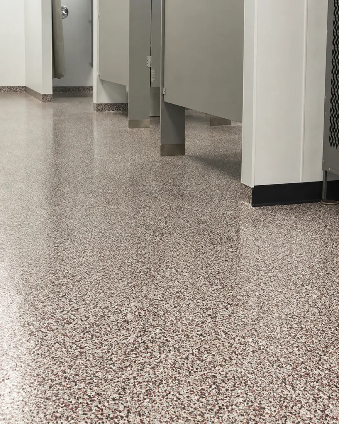 Baños públicos con piso epóxico de hojuela (imagen de referencia)