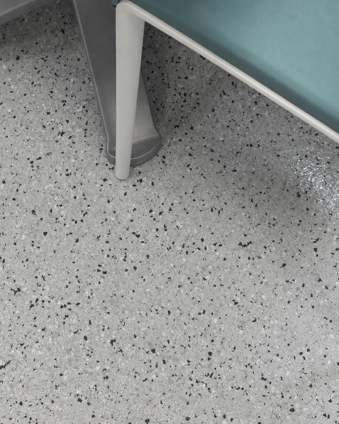 Sala de espera con piso epóxico de hojuela tipo terrazo (imagen de referencia)