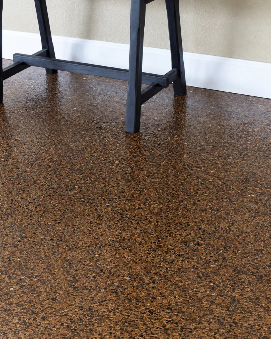 Interior con piso epóxico de mica café (imagen de referencia)