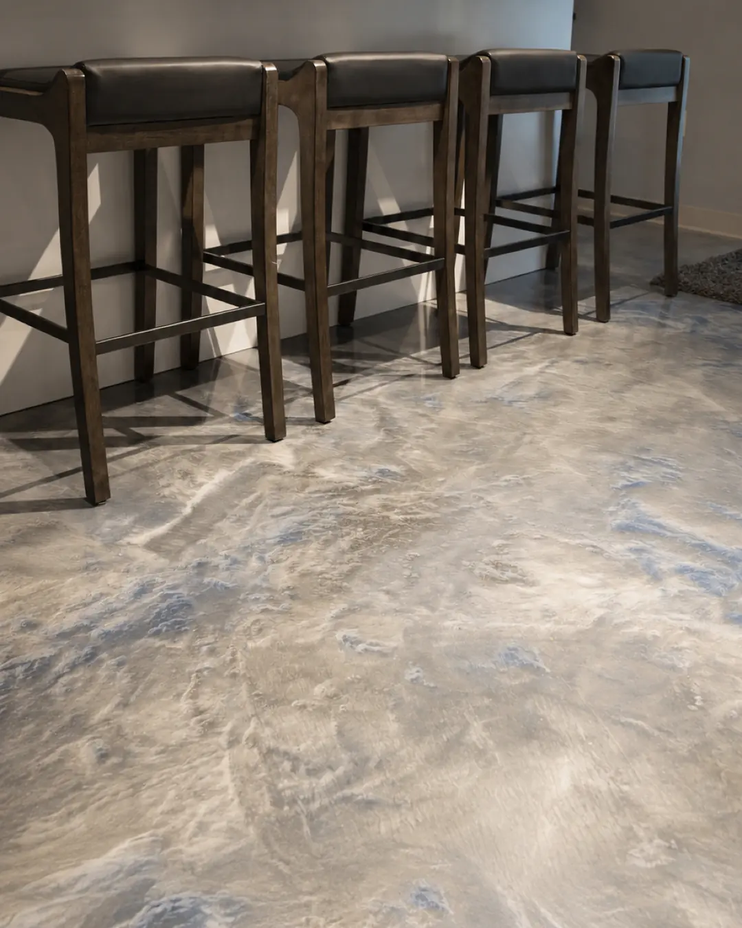 Cocina con barra y piso epóxico metálico tipo mármol (imagen de referencia)