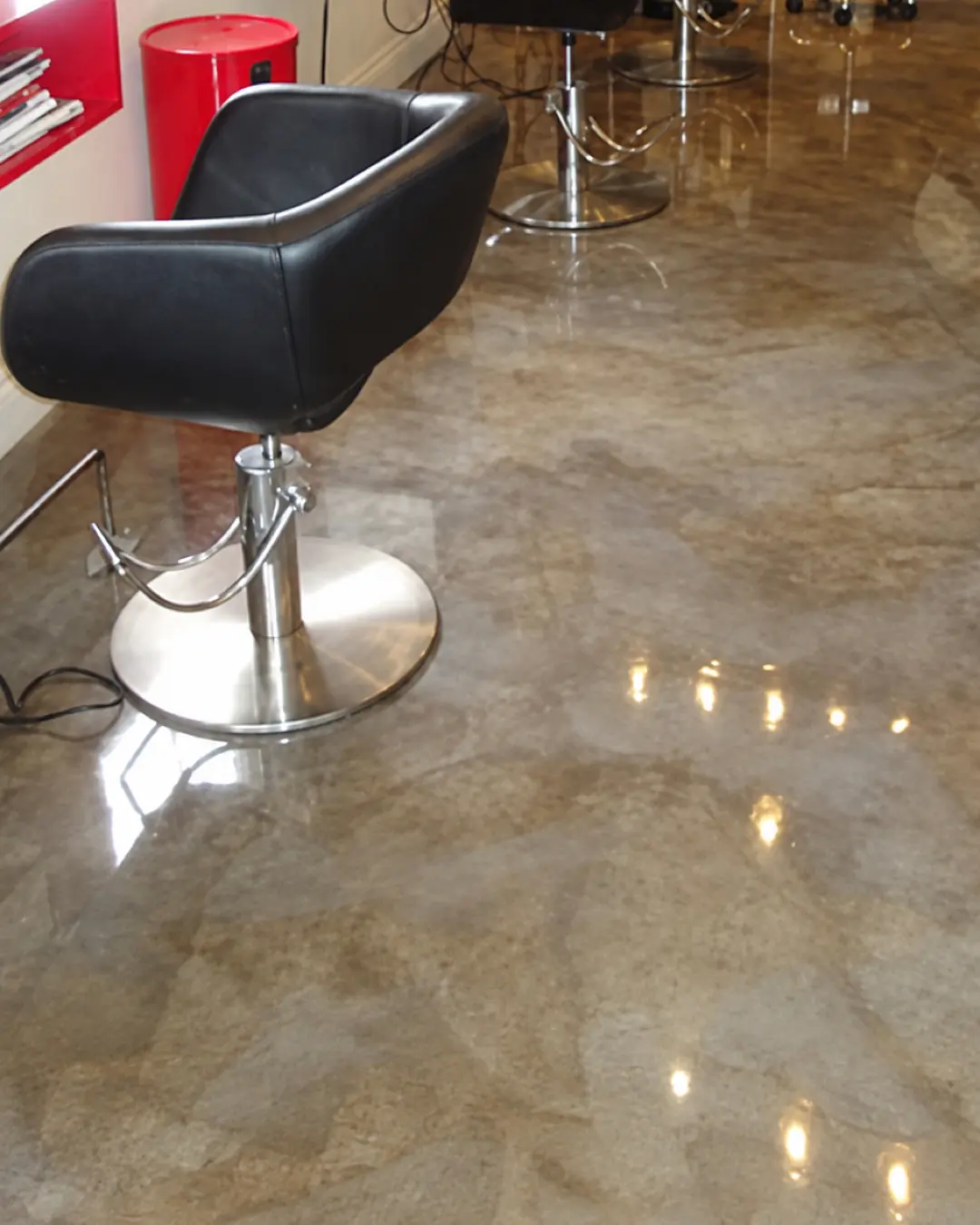 Estética con piso epóxico metálico (imagen de referencia)