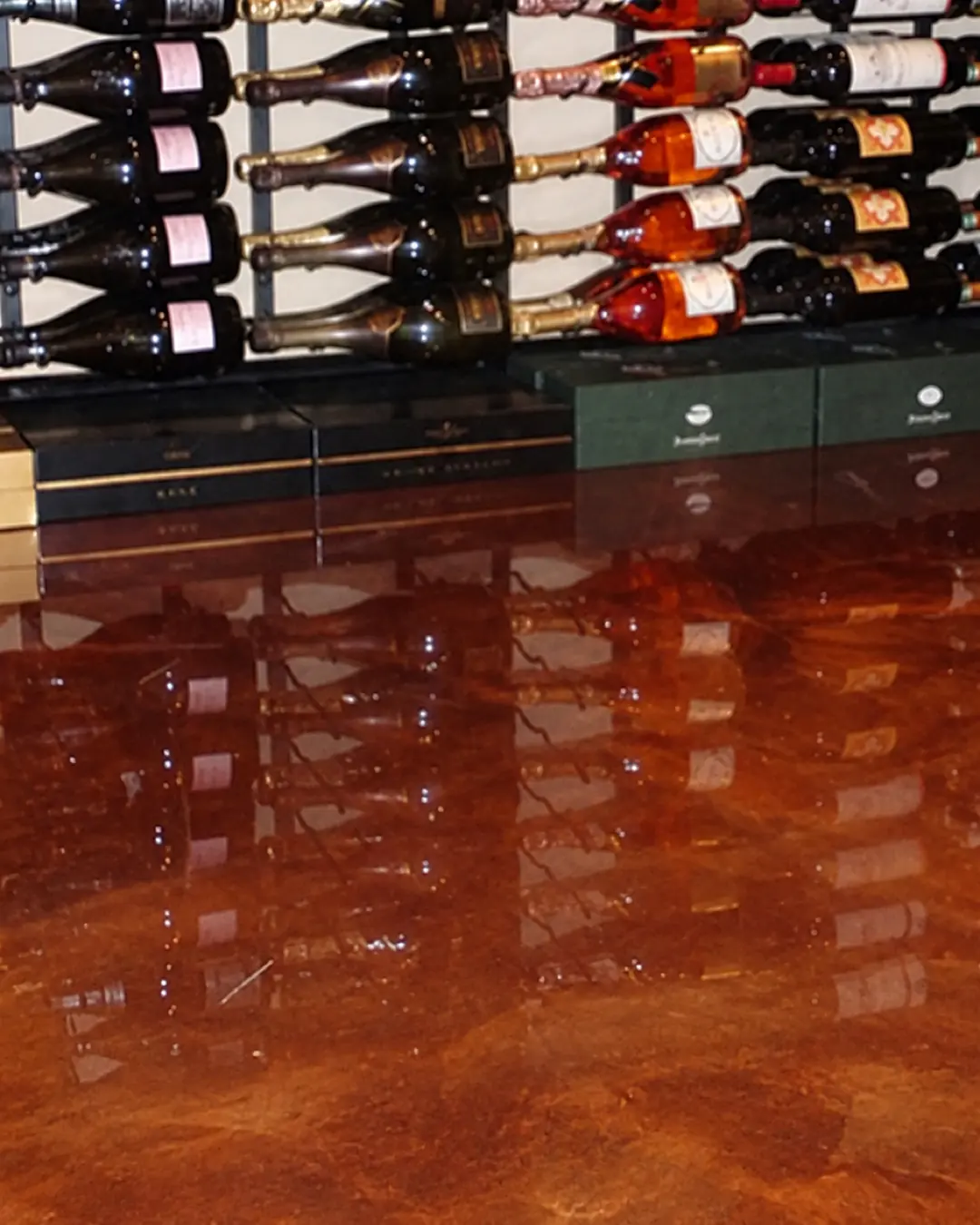 Tienda de vinos con piso epóxico metálico cobre (imagen de referencia)