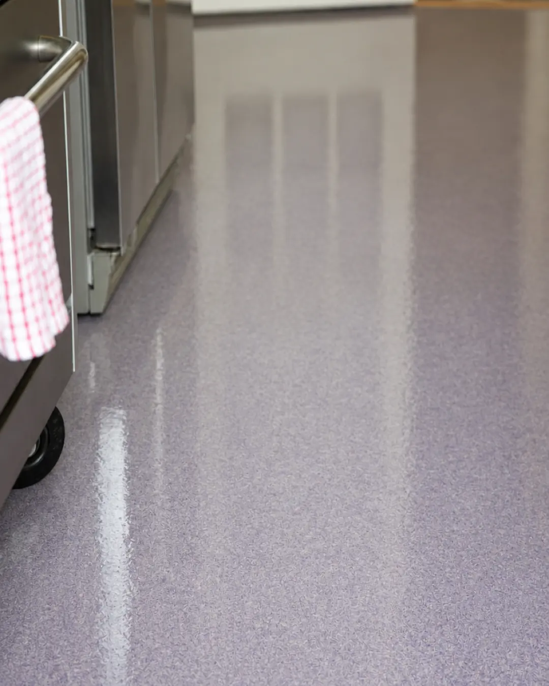 Cocina con piso epóxico de cuarzo QB-1026 (imagen de referencia)