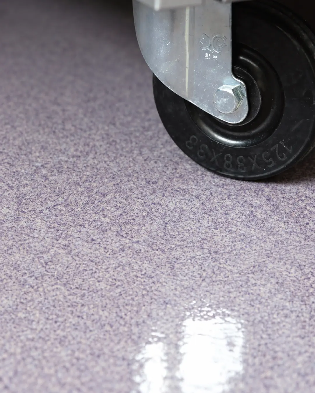 Carrito sobre piso epóxico de cuarzo Lilac QB-1026 (imagen de referencia)