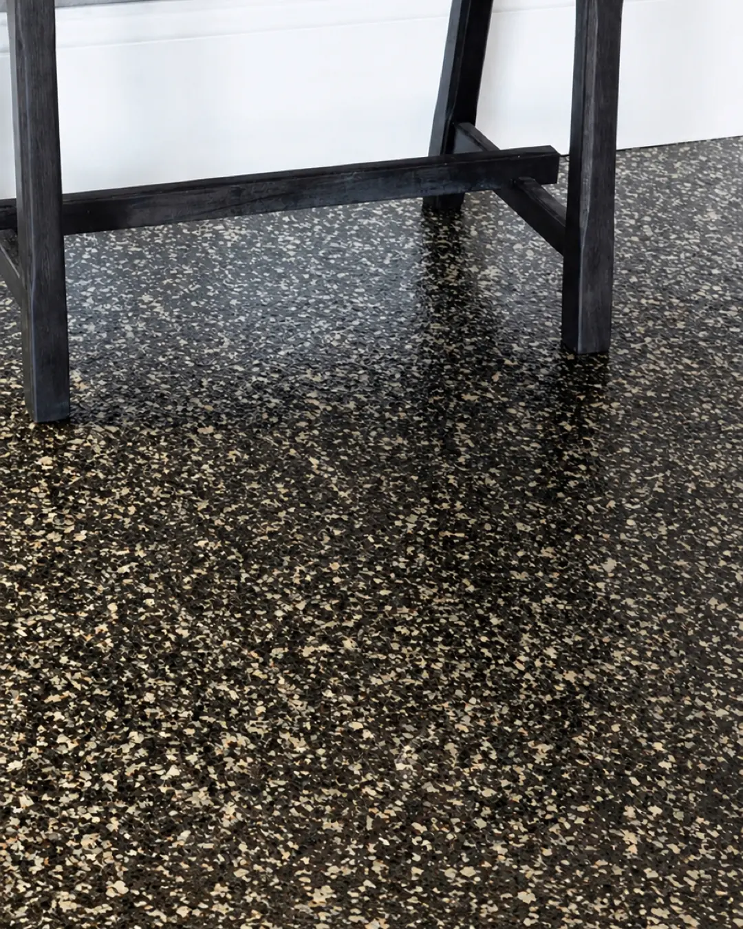 Interior con piso epóxico de mica Niello MB-5003 (imagen de referencia)
