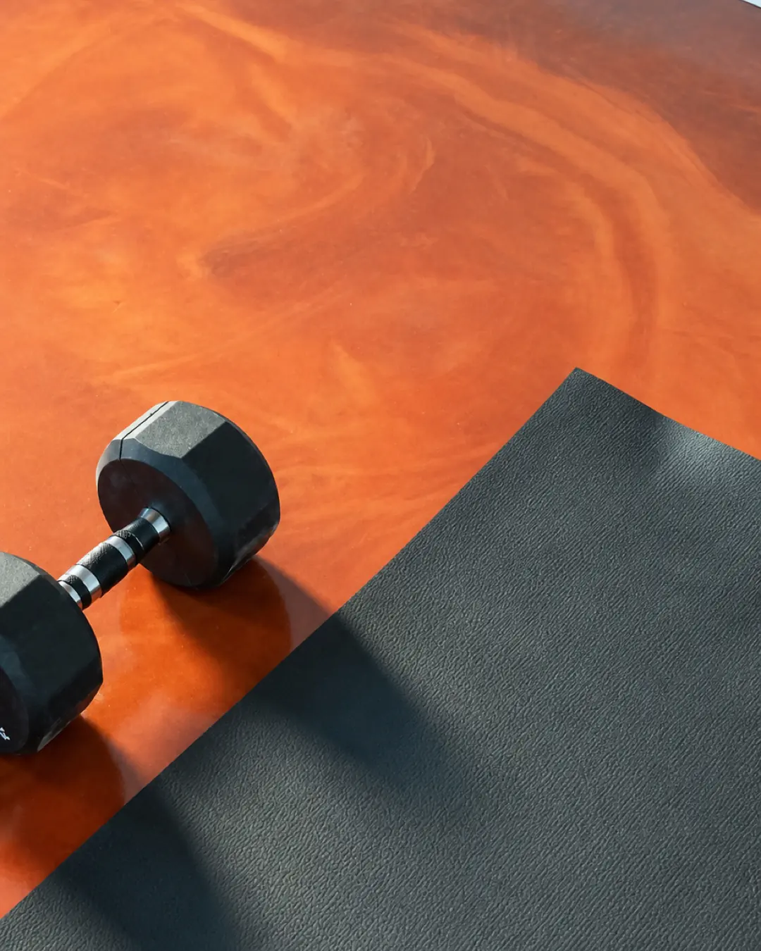 Gimnasio con piso epóxico metálico Starfish y Coral PB-109 (imagen de referencia)