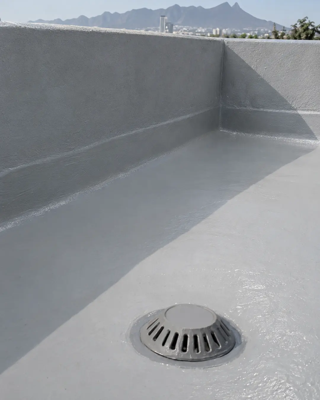 Unión de losa y pretil impermeabilizada, con bajada pluvial sellada (imagen de referencia)
