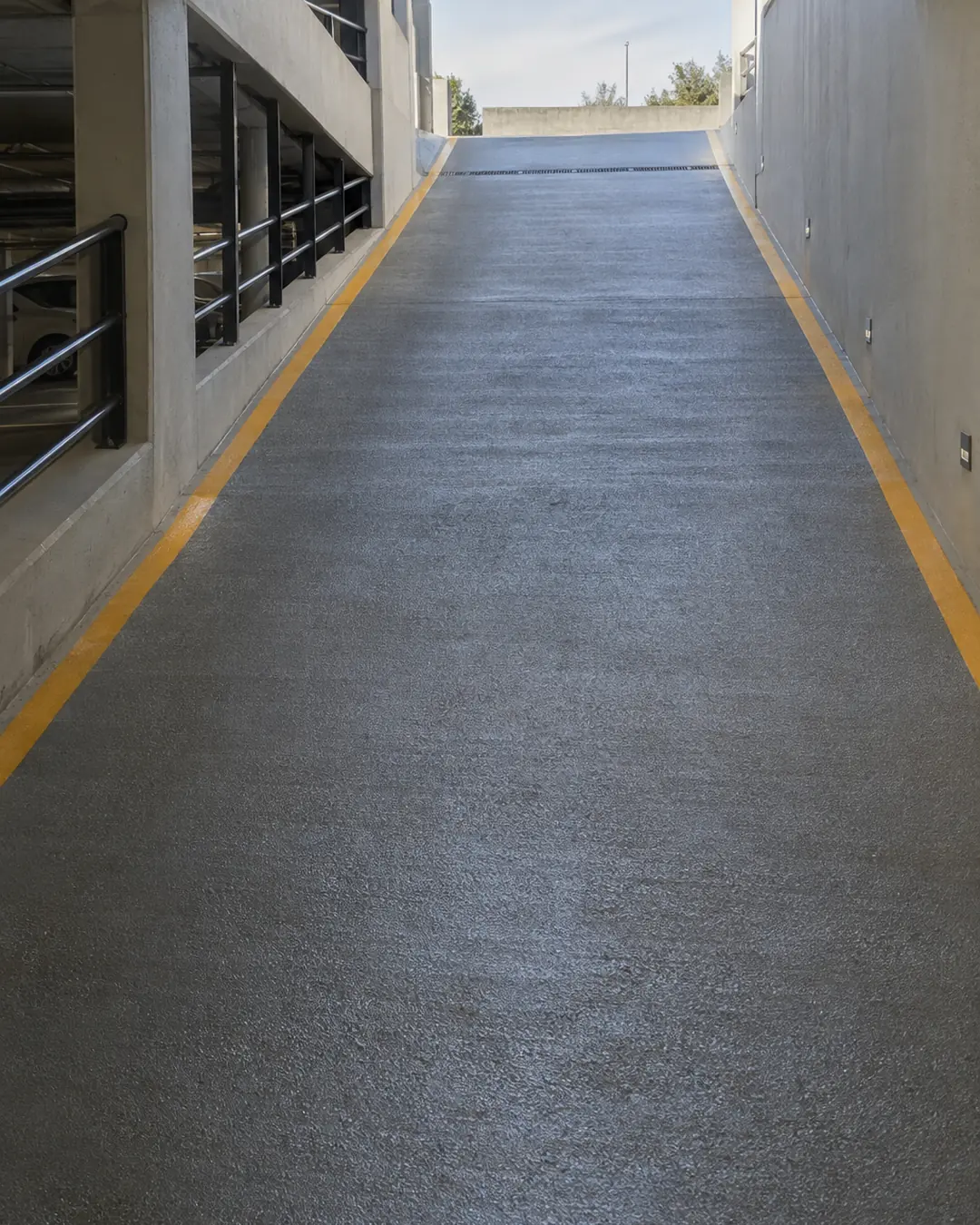 Rampa de estacionamiento con piso epóxico antiderrapante (imagen de referencia)